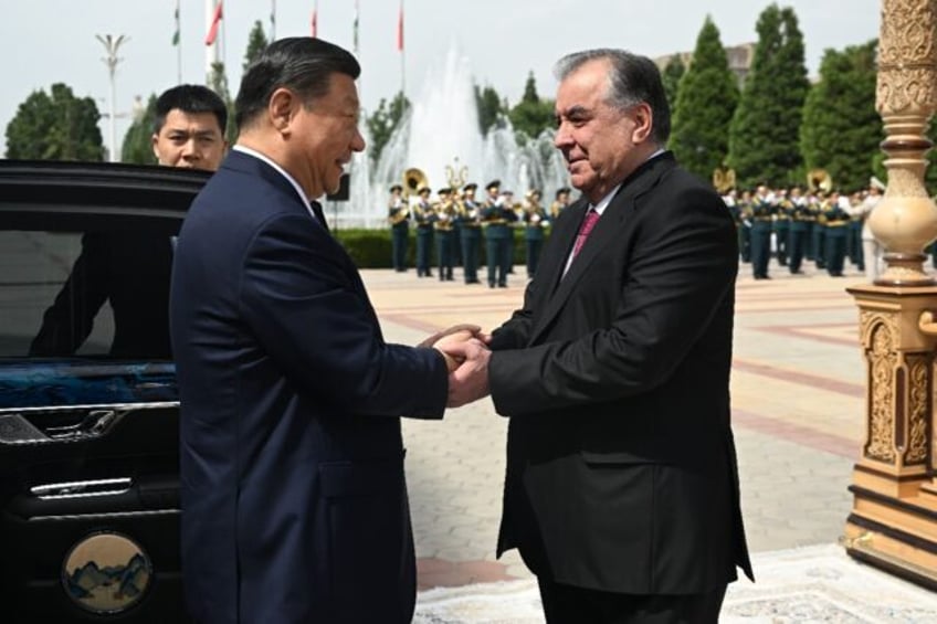 Tajik President Emomali Rakhmon hosted Chinese President Xi Jinping to a welcome ceremony