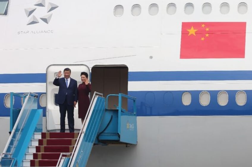 Xi Jinping and his wife Peng Liyuan arrive in Hanoi