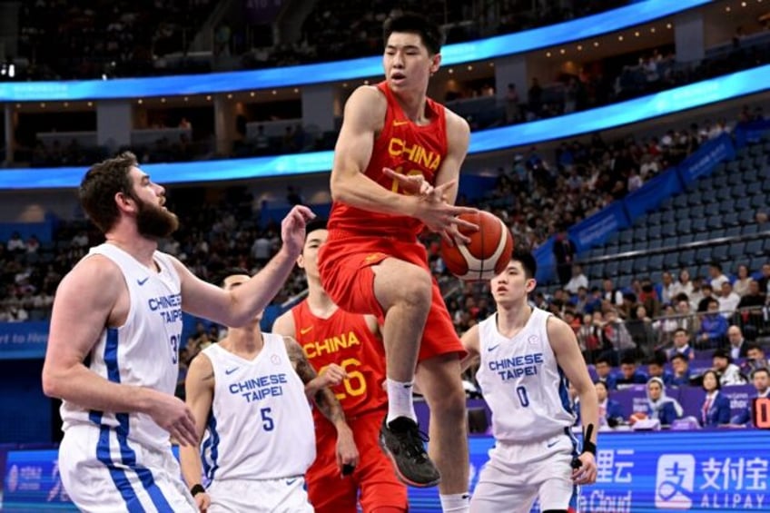 China's Cui Yongxi, shown at center grabbing a rebound in the 2022 Asian Games, has signed