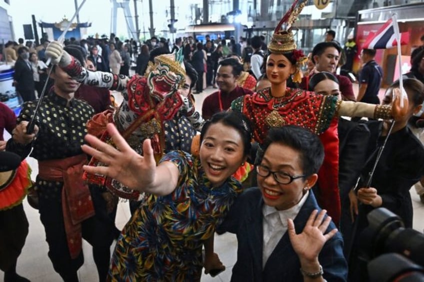 chinese tourists get vip welcome in thailand as visa free travel begins