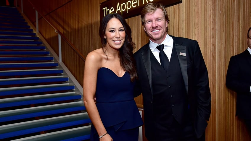 Joanna and Chip Gaines posing together