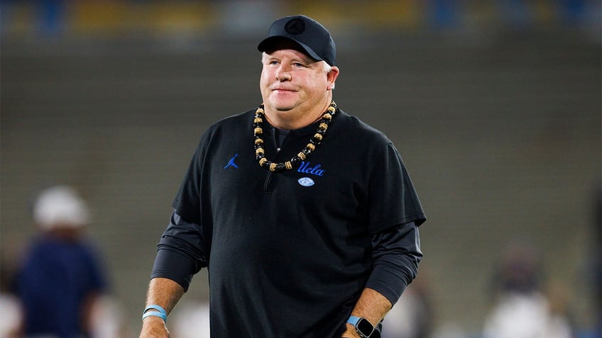 Chip Kelly coaches UCLA