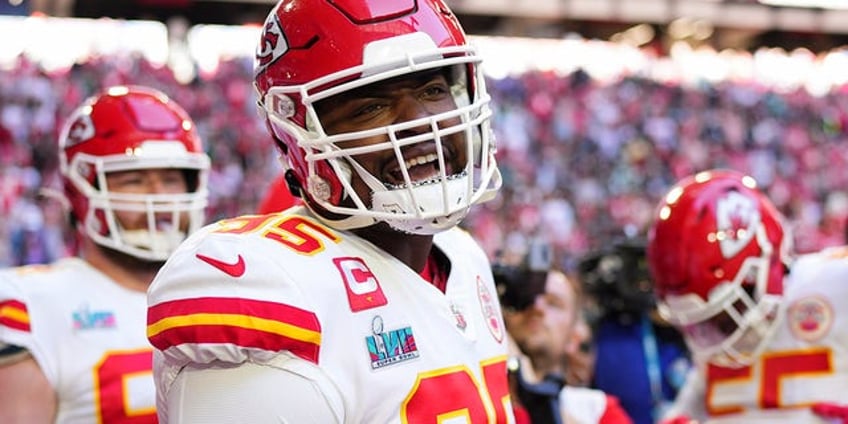 chris jones doesnt mind holding out from chiefs until week 8 i can afford it