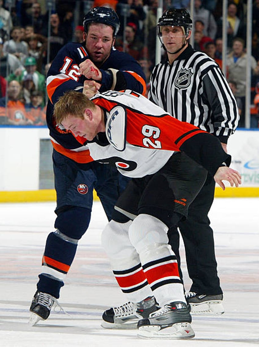 Chris Simon of the New York Islanders tangles with Todd Fedoruk of the Philadelphia Flyers on February 27, 2007 at Nassau Coliseum in Uniondale, New...