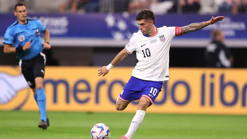 Christian Pulisic kick
