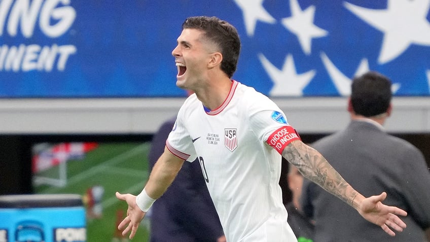 Christian Pulisic celebrates goal