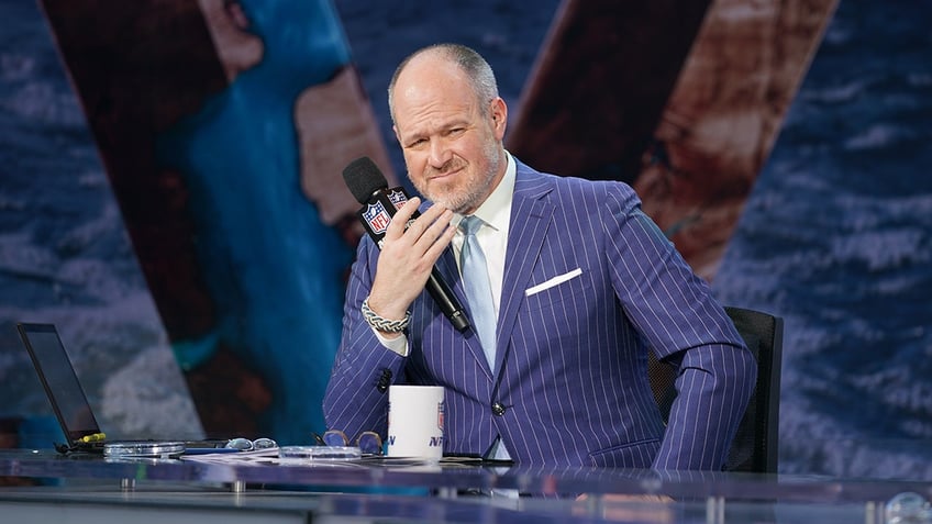 Rich Eisen grimaces at podium