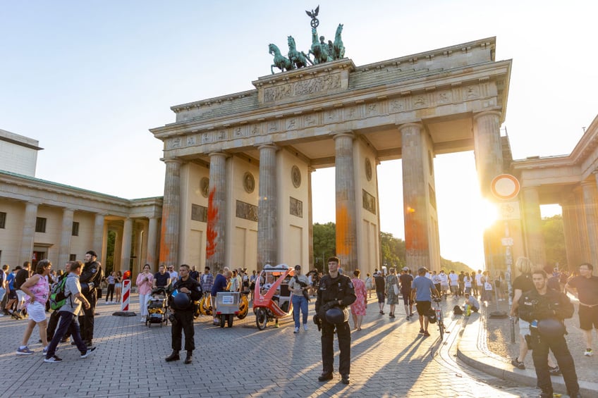 cleaning of green extremist graffiti on historic brandenburg gate to be more difficult expensive than feared