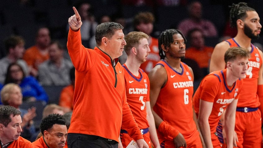 Brad Brownell on bench