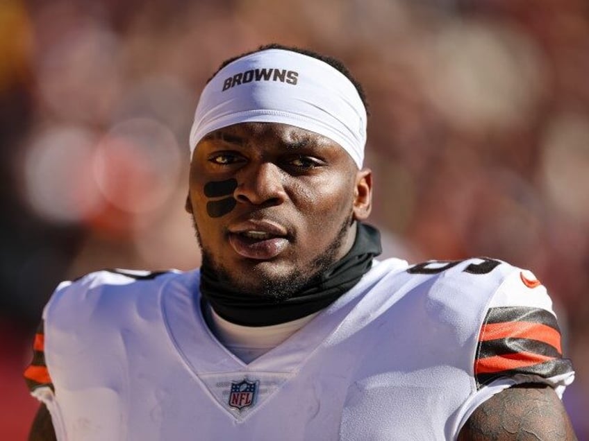 cleveland browns cut perrion winfrey after he allegedly threatened a woman with a gun