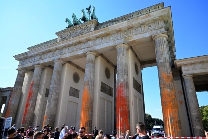 climate activists spray berlins brandenburg gate