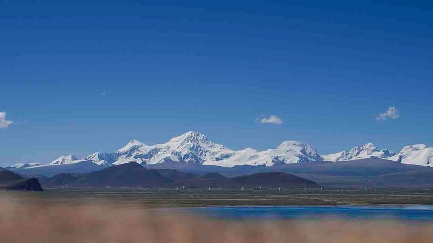 climber posts tributes for us mountaineer guide killed on tibet peak sorry i couldnt save you