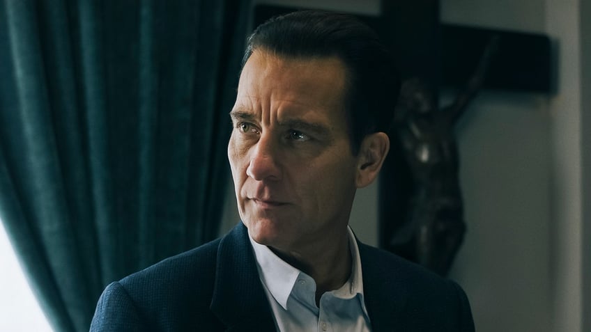 Clive Owen in close up as Sam Spade