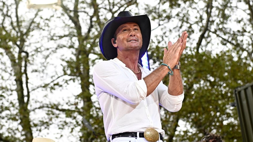 Tim McGraw clapping on stage