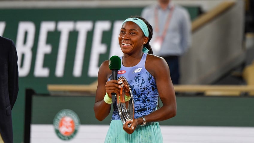 Coco Gauff accepts award after 2022 French Open final