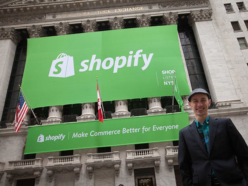 Shopify Inc. CEO and co-founder Tobi Lutke stands in front of the NYSE facade (Photo: Busi