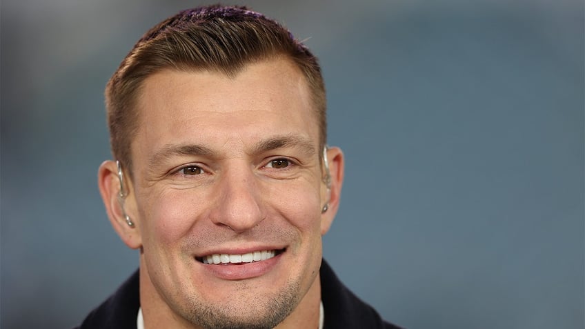 college football game renamed la bowl hosted by gronk as four time champion partners with sofi stadium