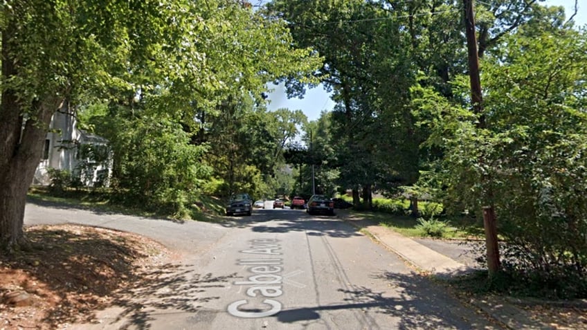 college student escapes kidnapping suspect after stranger dragged her into his car report