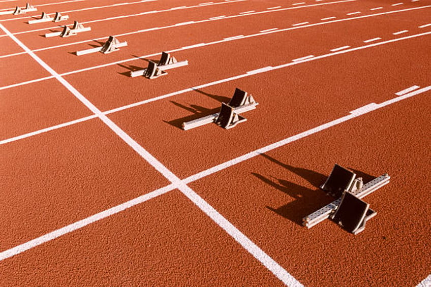 starting blocks on track - track and field stock pictures, royalty-free photos & images