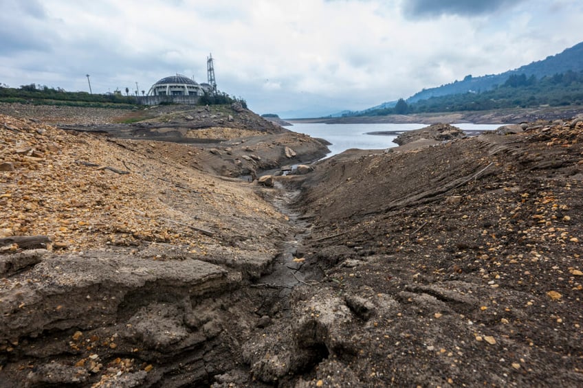 colombias capital begins water rationing asks couples to bathe together