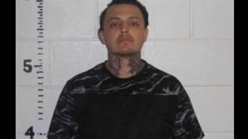 colorado prisoner remains on the run after 2 other escaped inmates captured 1 found dead