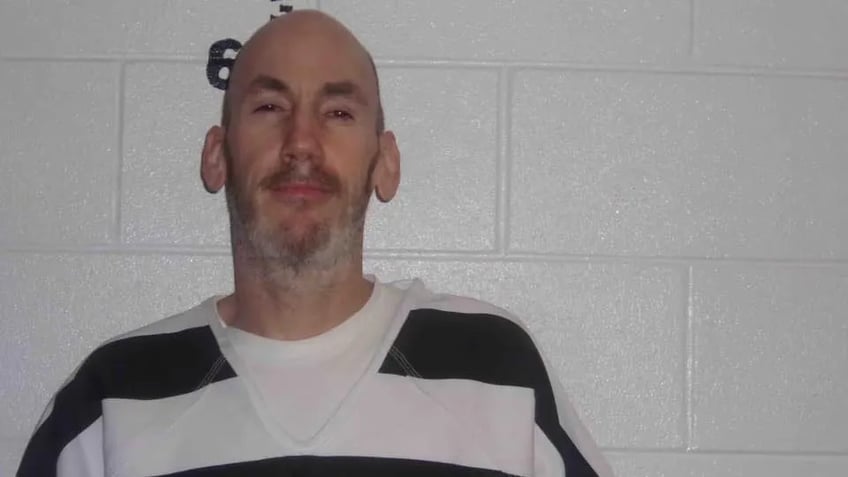 colorado prisoner remains on the run after 2 other escaped inmates captured 1 found dead