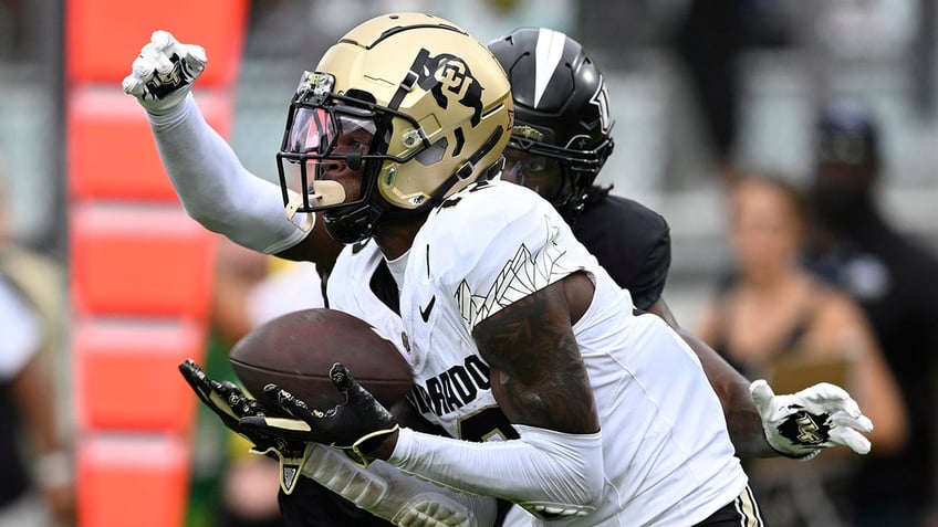 Travis Hunter catches the ball