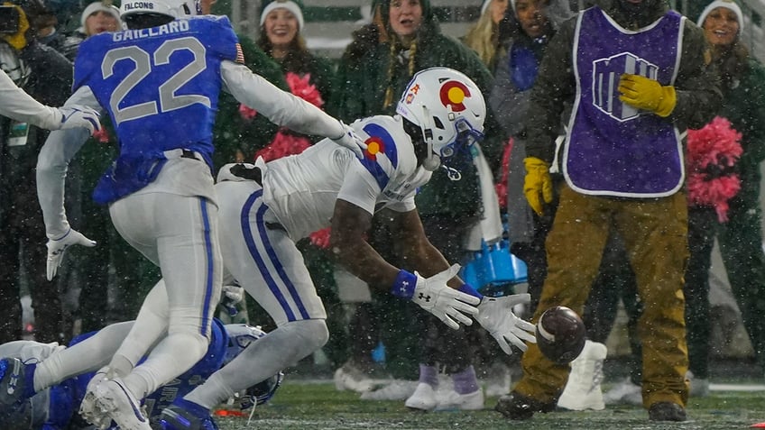 colorado state penalized after fans throw snowballs at air force bench