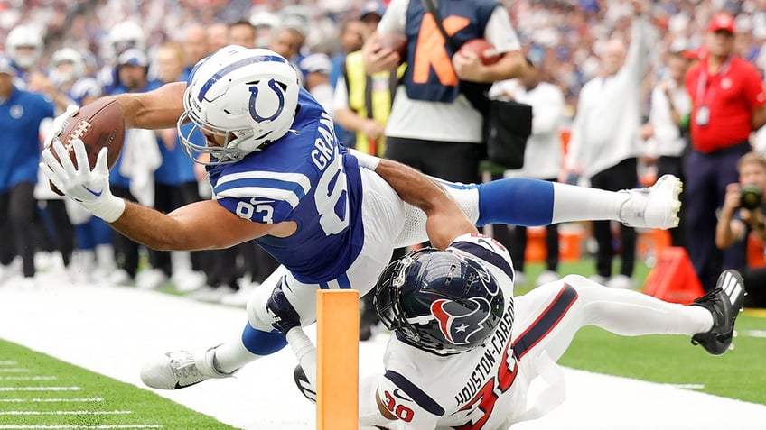 colts anthony richardson rushes for 2 touchdowns leaves game with concussion in dominant win over texans