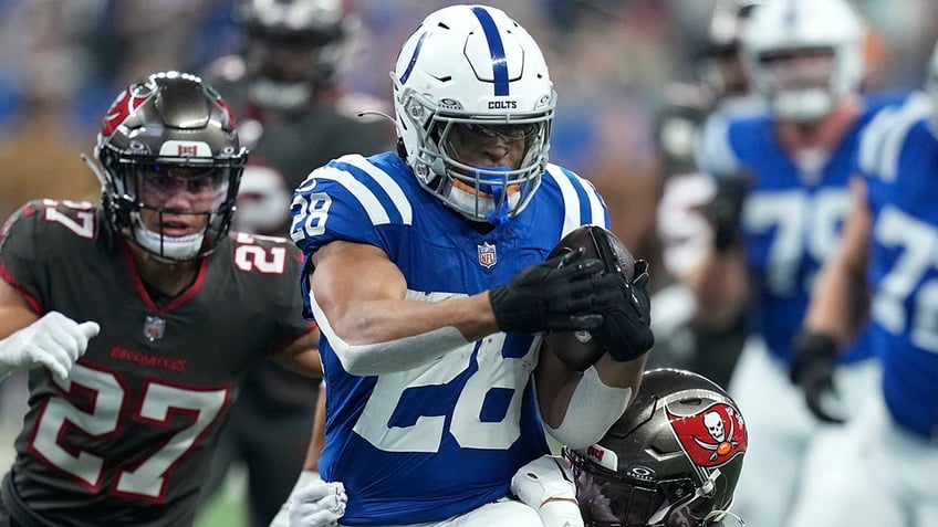 colts rumble to win over bucs behind jonathan taylors 2 touchdowns