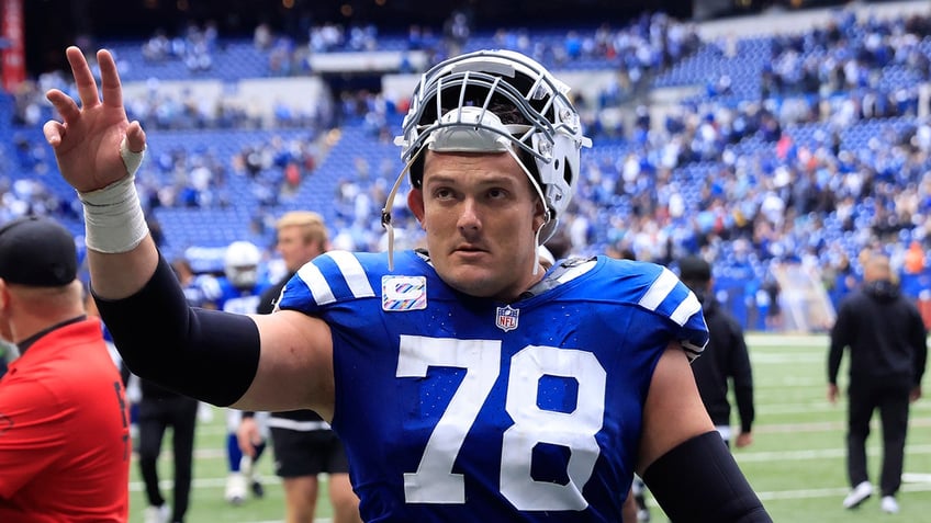 Ryan Kelly waves to the crowd