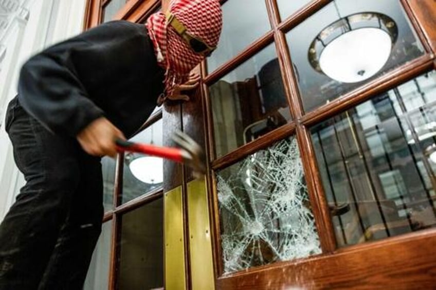 columbia student protesters break into barricade themselves into building after deadline to disperse passes
