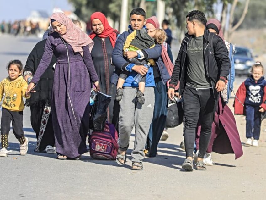 18 November 2023, Palestinian Territories, Gaza City: Palestinian families flee Gaza City and other parts of northern Gaza towards the southern areas amid ongoing battles between Israel and the Palestinian Hamas Group.. Photo: Mohammed Talatene/dpa (Photo by Mohammed Talatene/picture alliance via Getty Images)