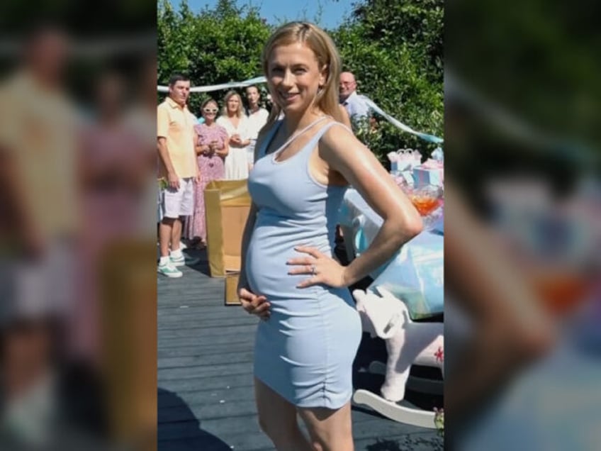 comedian iliza shlesinger lectures parents for contributing to global warming with gender reveal parties