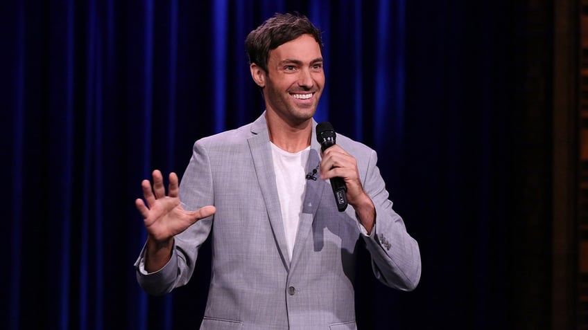 comedian jeff dye facing dui charge after fleeing car accident police