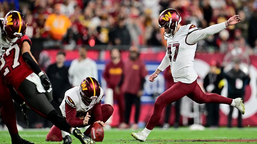 Zane Gonzalez kicks a field goal