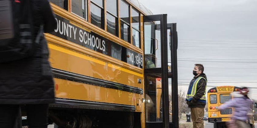 company behind louisvilles disastrous rollout of a new school bus system had similar issues in ohio last year