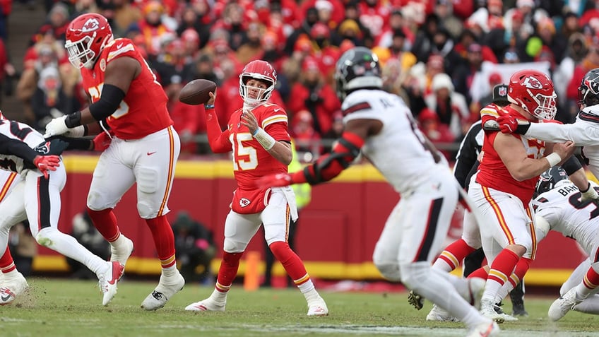 Patrick Mahomes pass