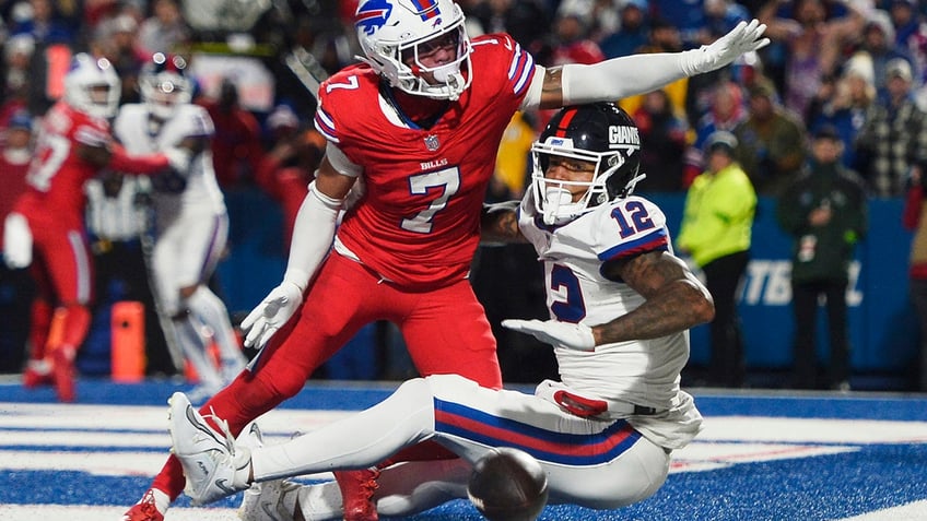 controversy erupts at end of giants bills game as fans debate no call on darren waller catch attempt