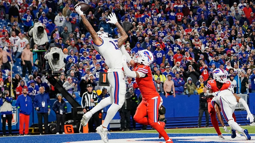 controversy erupts at end of giants bills game as fans debate no call on darren waller catch attempt