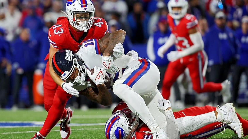 controversy erupts at end of giants bills game as fans debate no call on darren waller catch attempt