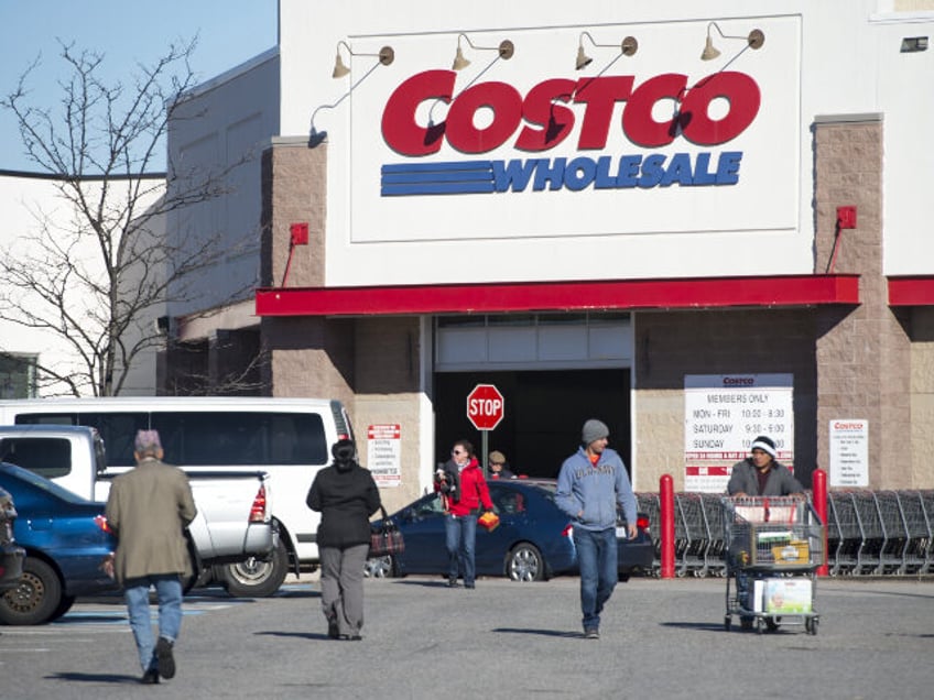 A Costco Wholesale warehouse location in Woodbridge, Virginia, January 5, 2016. (Saul LOEB