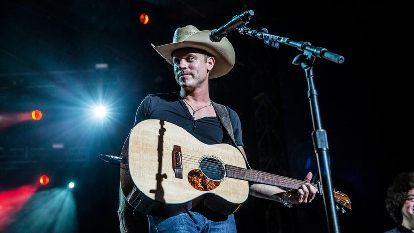 country singer dustin lynch admits luke bryan is the ultimate wingman