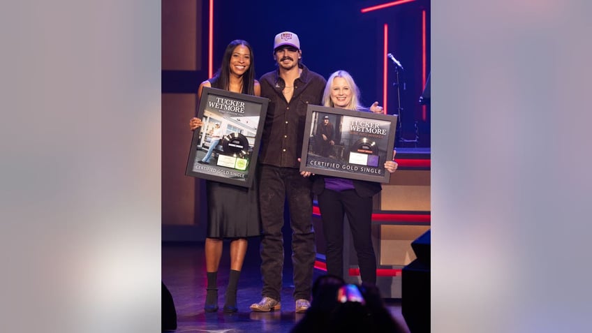 tucker wetmore grand ole opry debut with rakiyah marshall and cindy mabe at grand ole opry