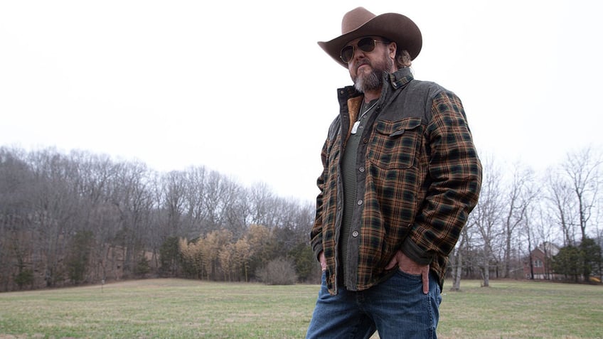 Country star Colt Ford wears a cowboy hat and jeans.