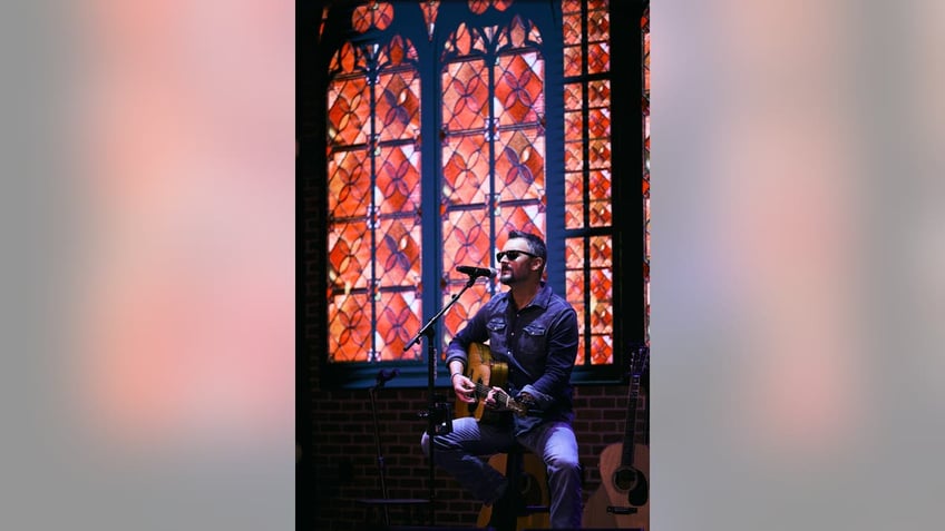 eric church playing the guitar at chiefs