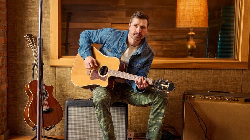 walker hayes posing with his guitar