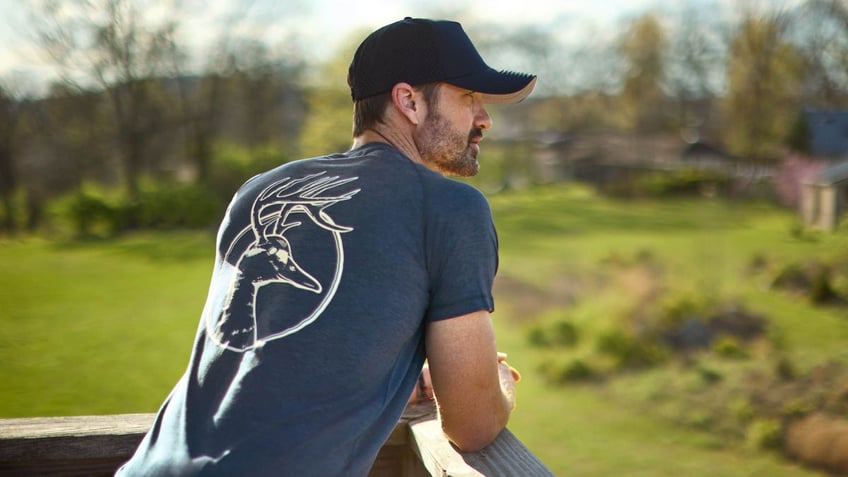 walker hayes with his back to the camera wearing a jcpenney shirt