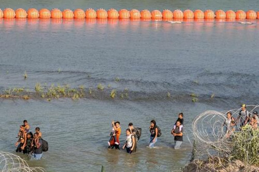 court overturns order to remove texas rio grande barrier