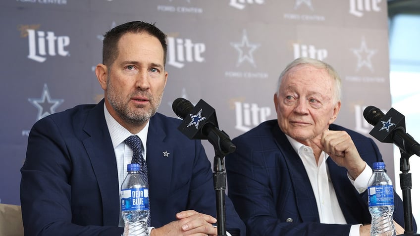 Brian Schottenheimer and Jerry Jones at press conference